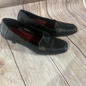 Aerosols Size 7 Black Pump, EUC